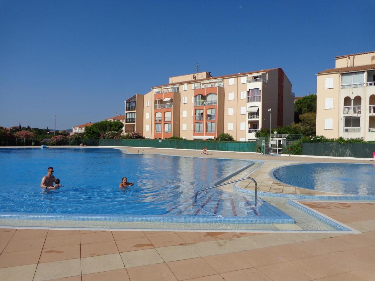 A 2 Pieces Pour 4 Personnes, Terrasse Avec Vue Piscine *