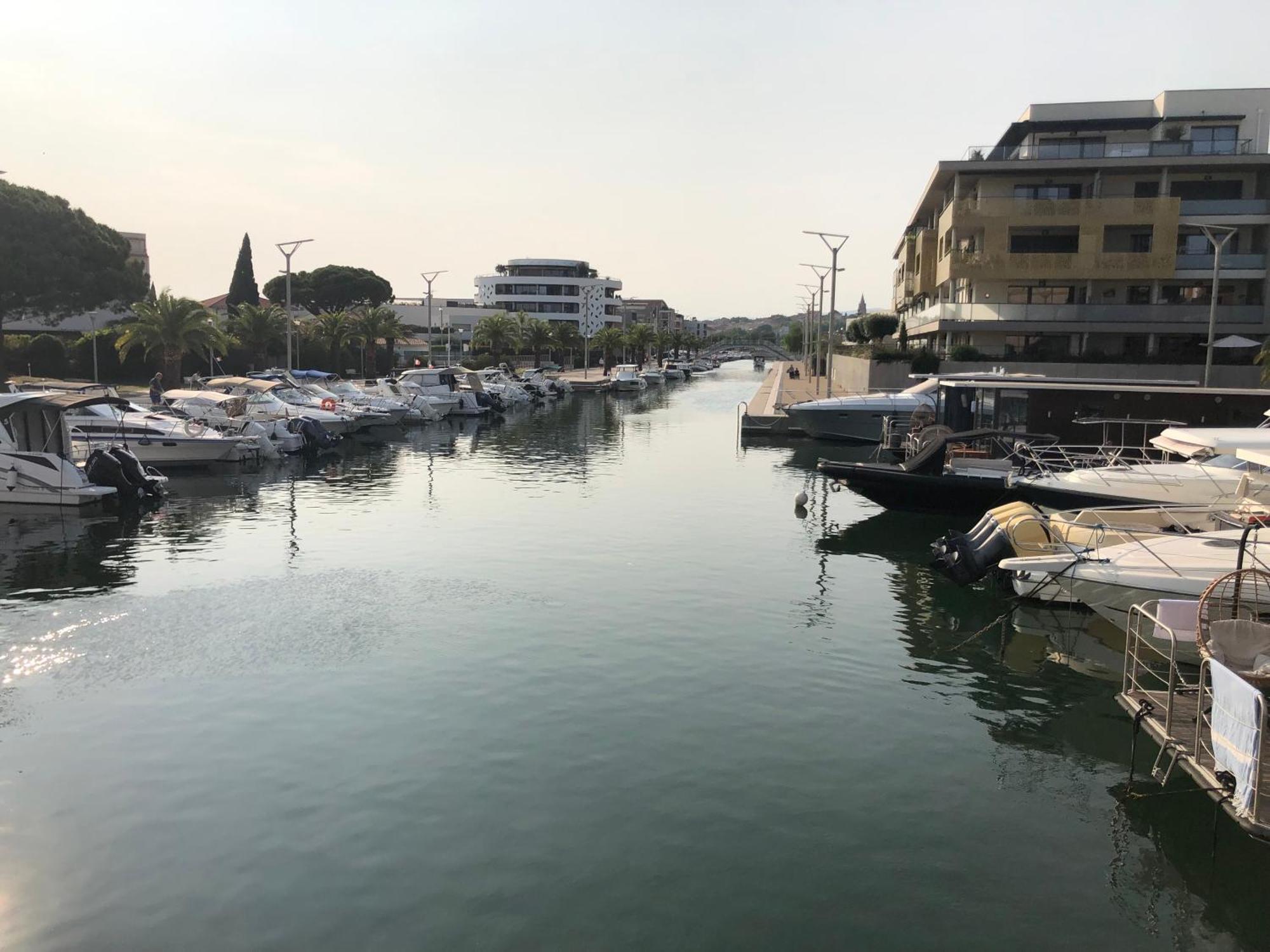 A 2 Pieces Pour 4 Personnes, Terrasse Avec Vue Piscine Apartment Frejus